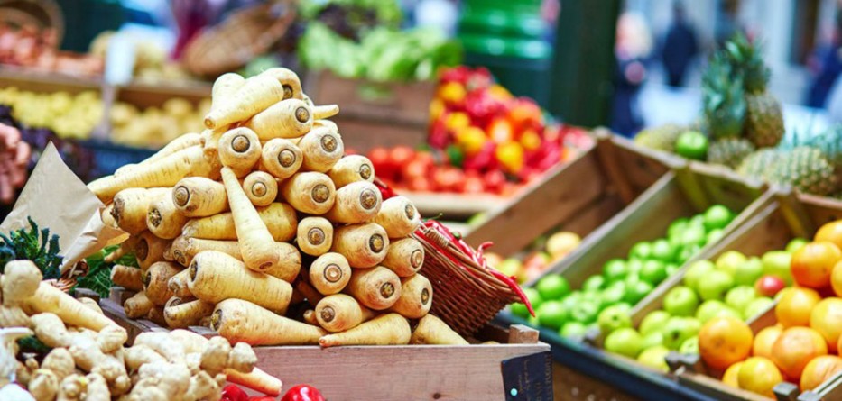 french-supermarkets-ban-food-waste-889x592