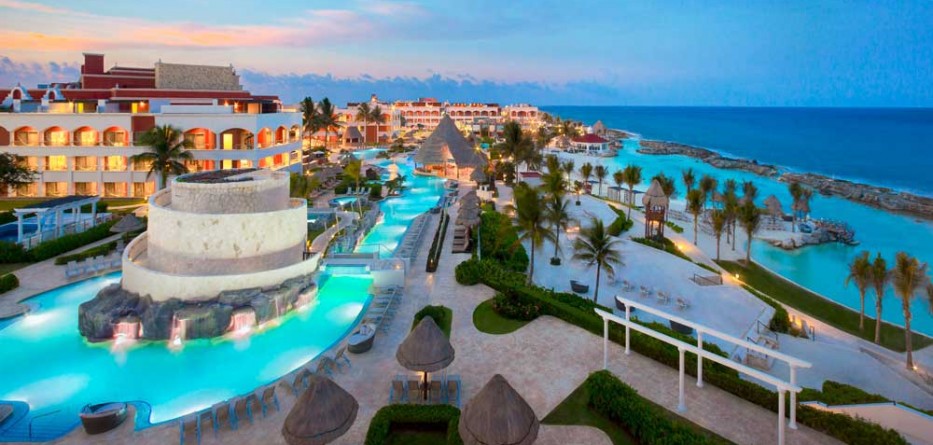 hard_rock_hotel_riviera_maya_signature-hacienda-pool-at-dusk
